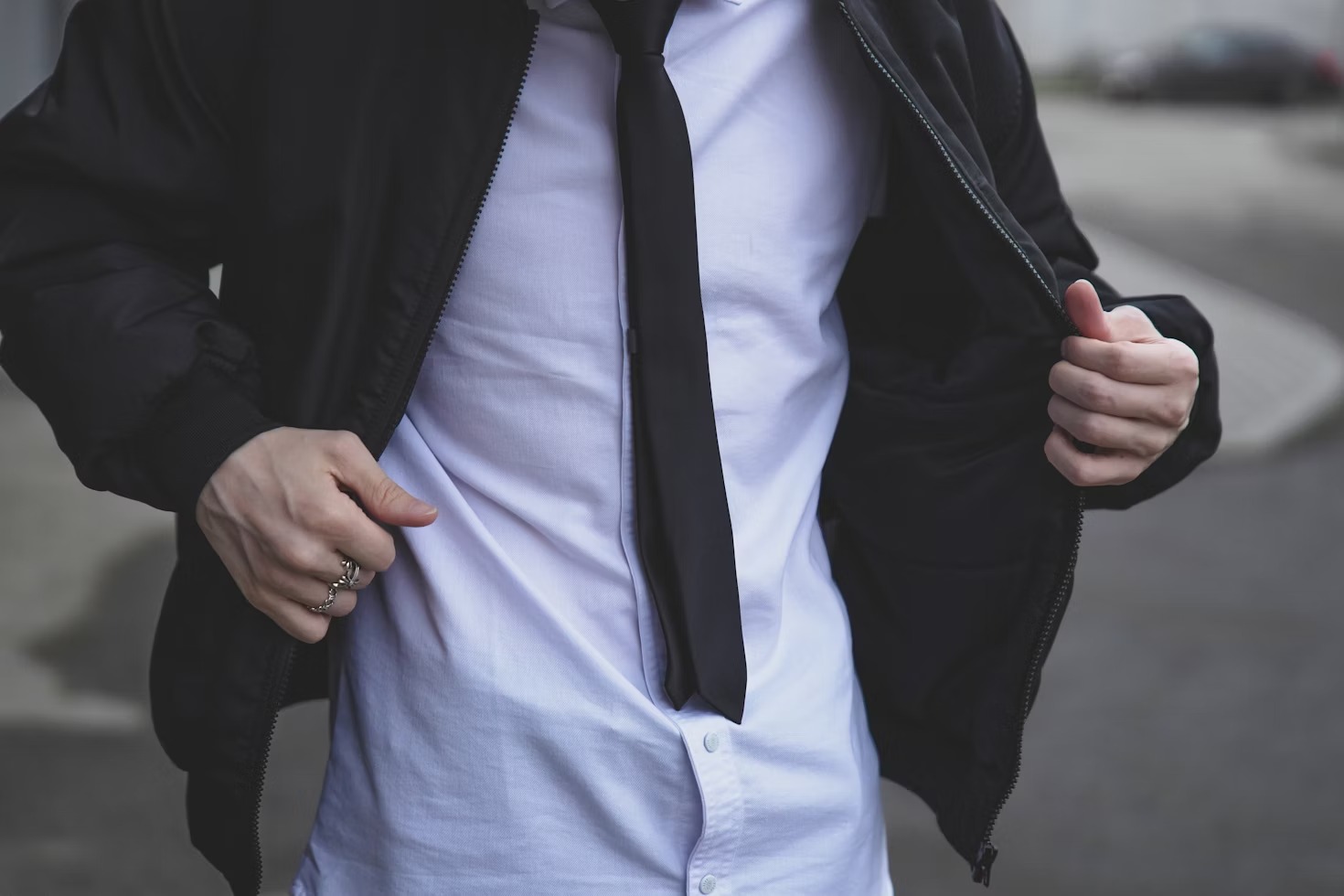 Chú rể diện áo vest cưới đen tối giản phong cách slim fit